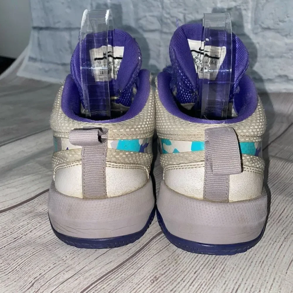 Nike Team Hustle basketball shoes youth boys 5 purple & grey